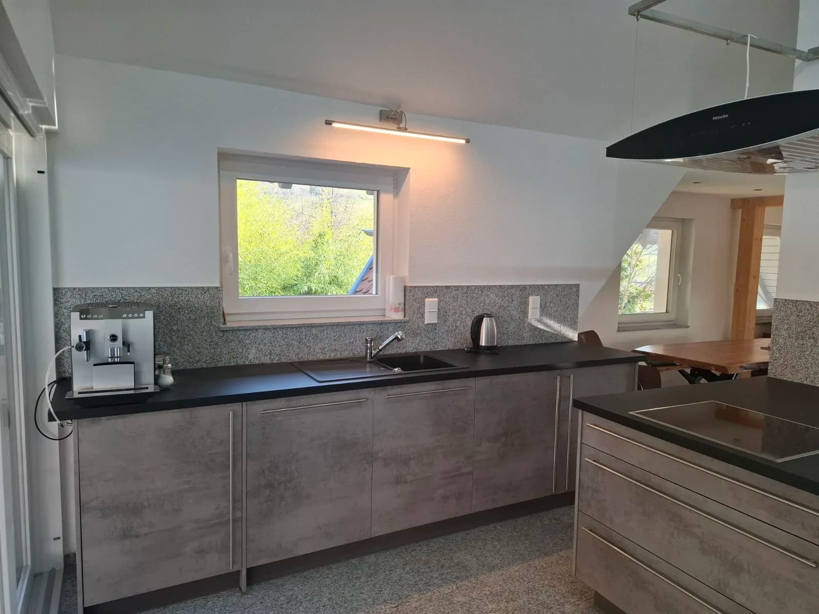 Offene Küche mit Kochinsel und Kaffeevollautomat – Ferienwohnung Schrödter Schramberg