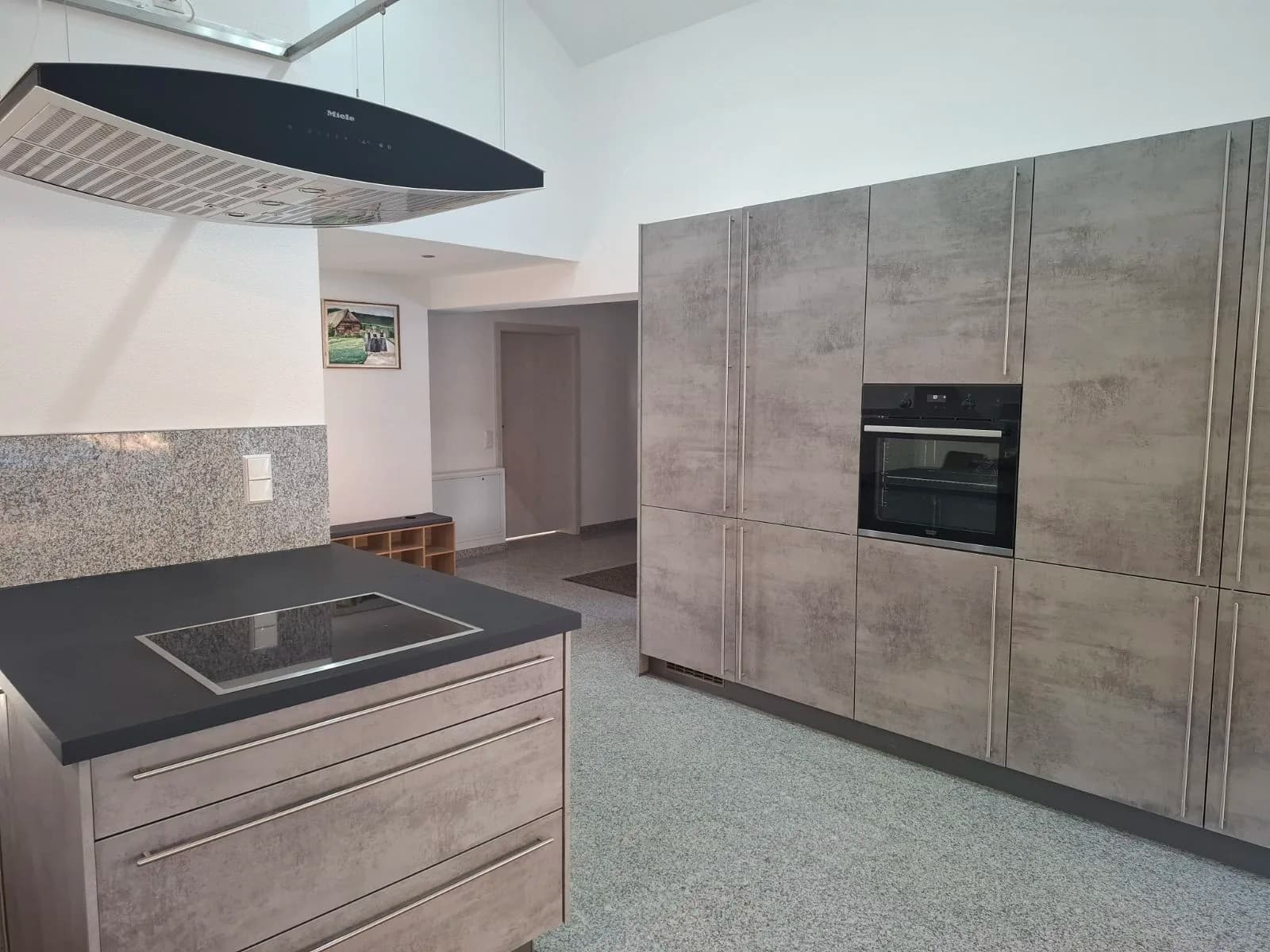 Küche mit Blick in den Eingangsbereich – Ferienwohnung Schramberg
