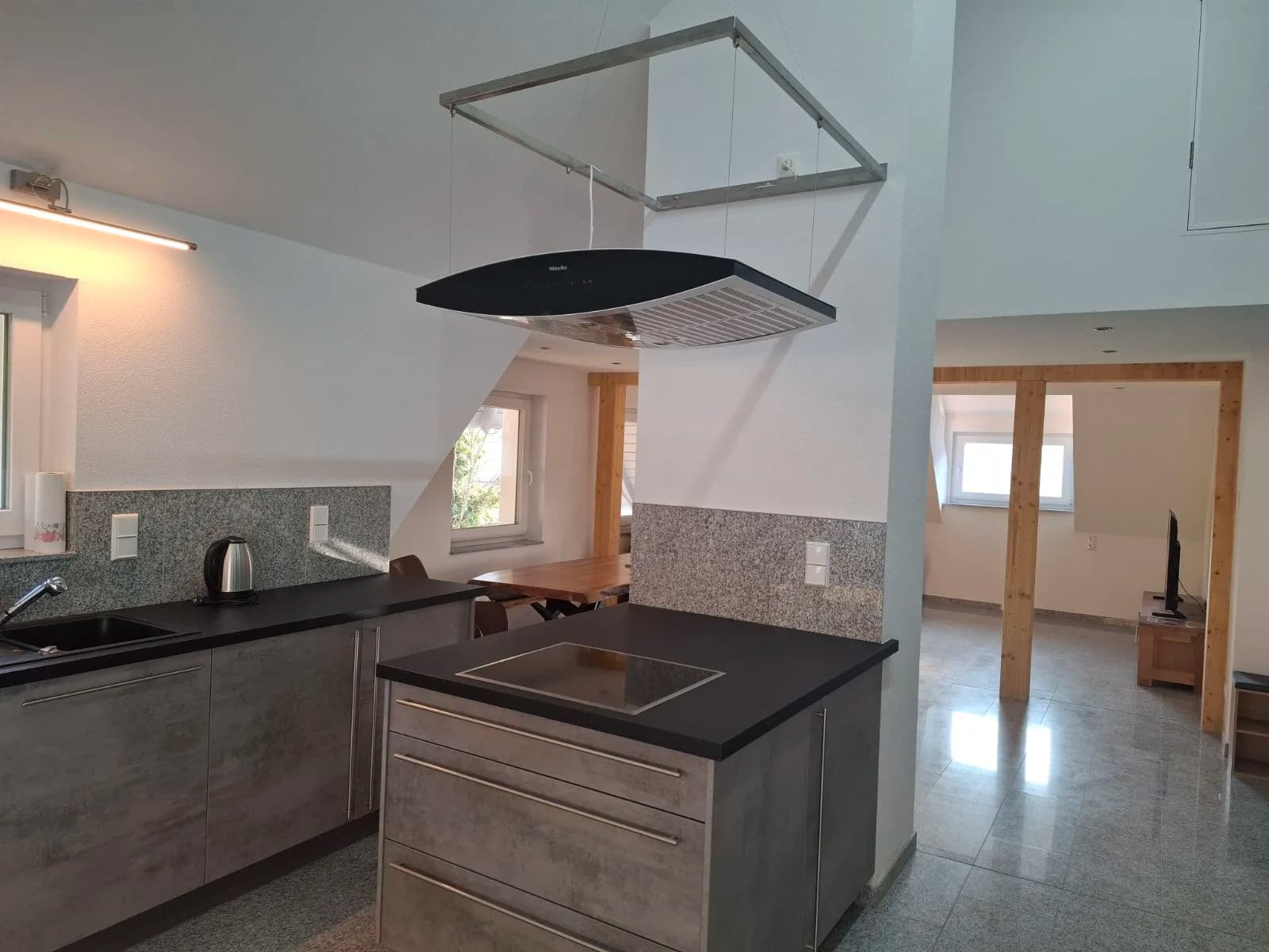 Küche mit Blick in den Wohn- und Essbereich – Ferienwohnung Schwarzwald