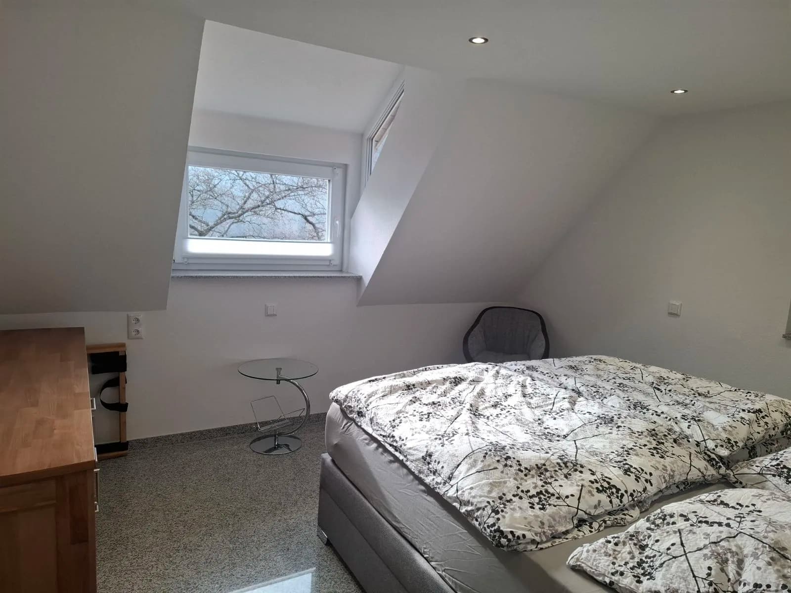 Helles Schlafzimmer mit Doppelbett und Naturblick – Ferienwohnung im Schwarzwald