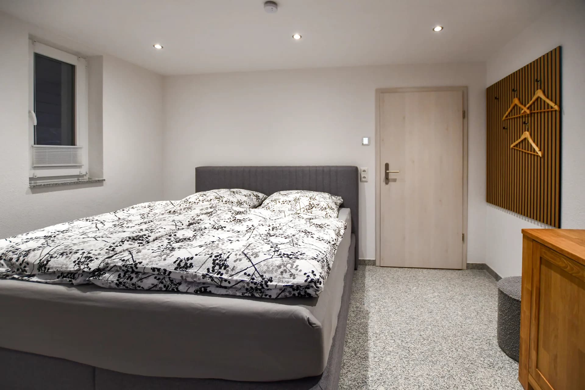 Schlafzimmer 1 mit Kingsizebett und viel Stauraum – Ferienwohnung Schrödter Schramberg
