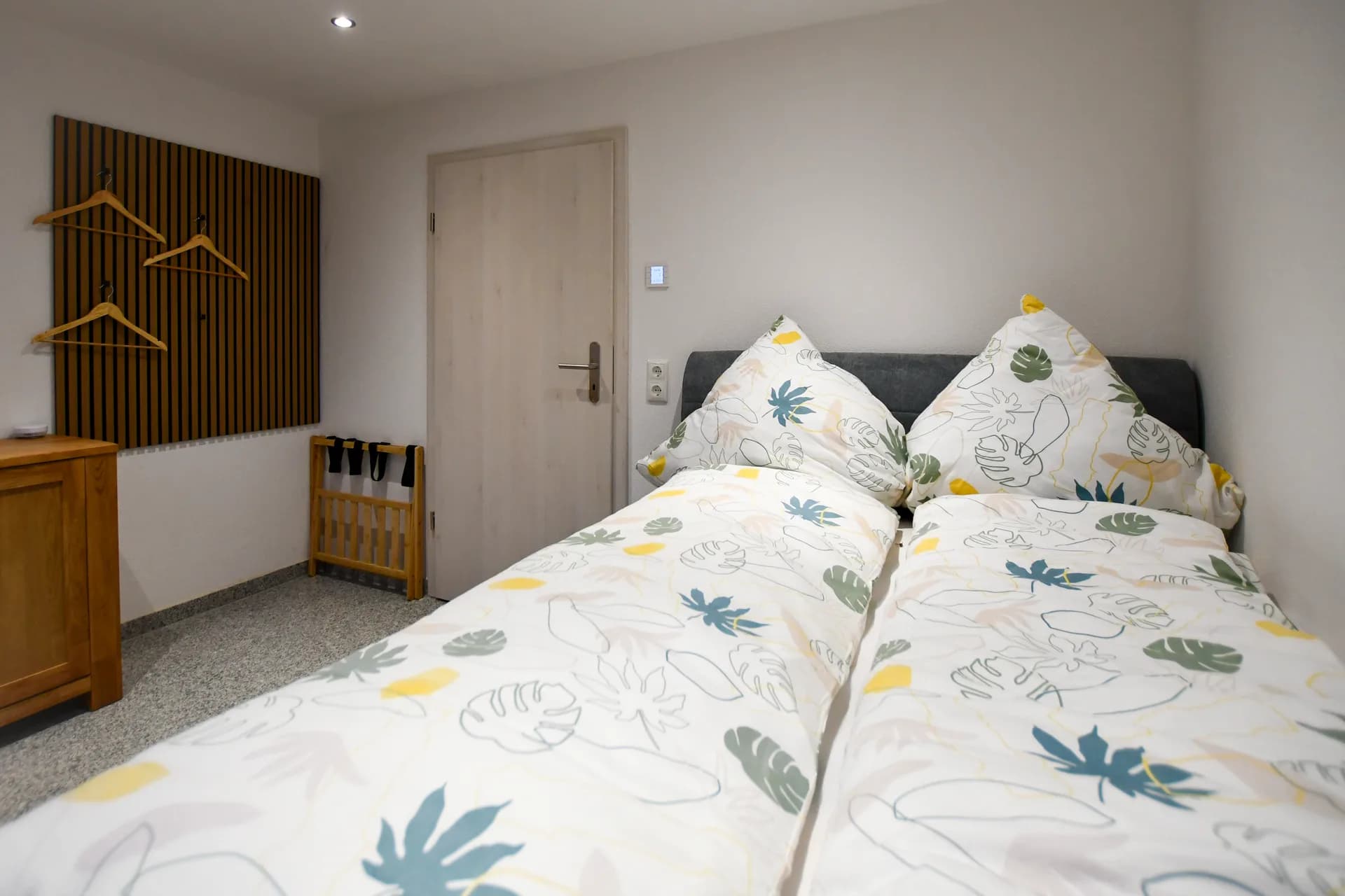 Zweites Schlafzimmer mit Queensize-Bett und Garderobe – Ferienwohnung Schwarzwald